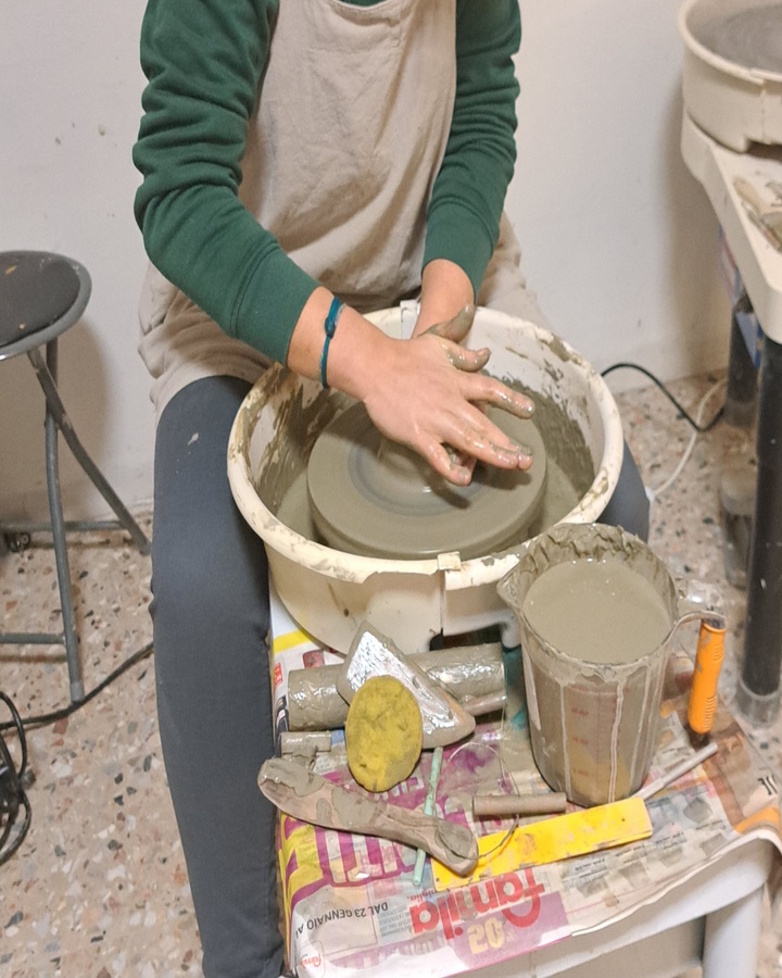 CREATION OF A SMALL BOWL DECORATED WITH ENGOBS ON THE LATHE