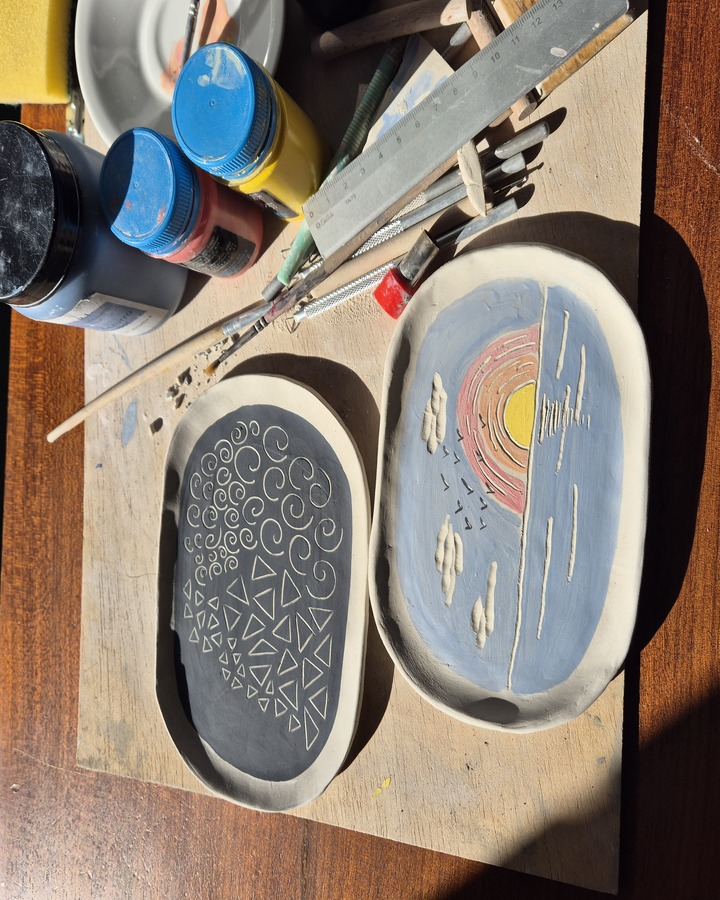 CREATION OF POCKET EMPTY TRAYS WITH ENGOBE DECORATION