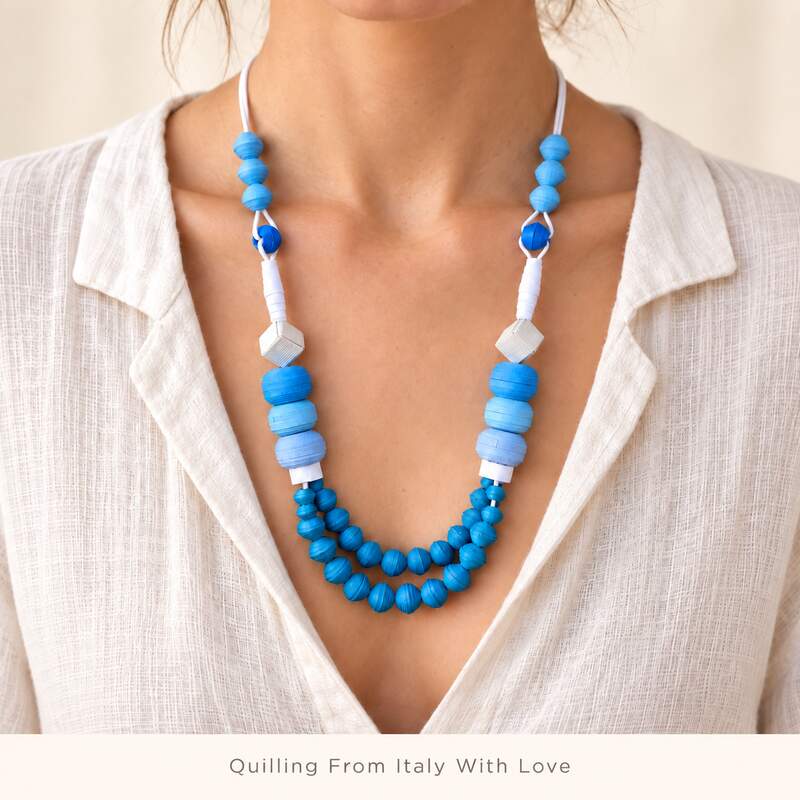 Collana con perle e forme geometriche