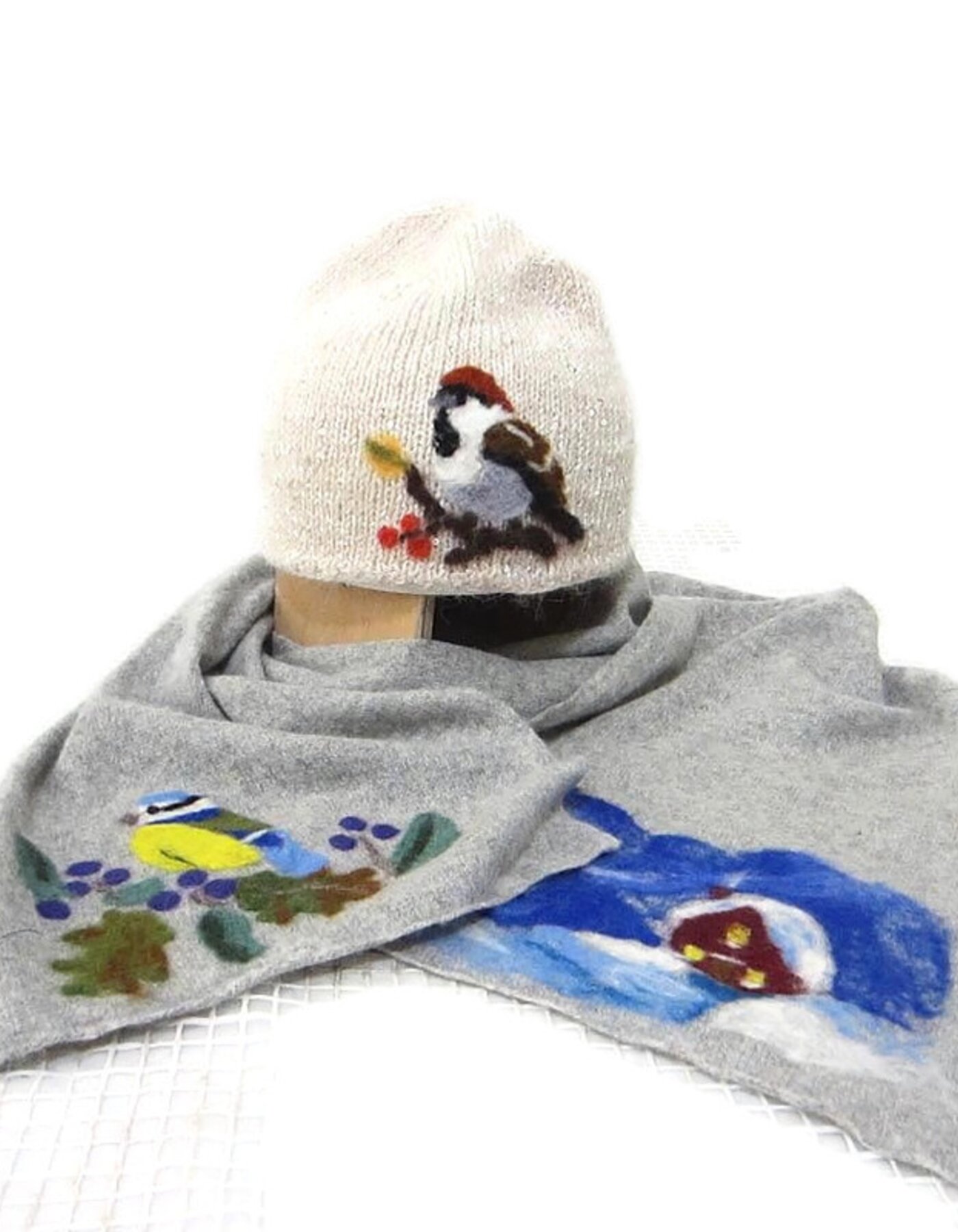 Drawing on wool fiber.