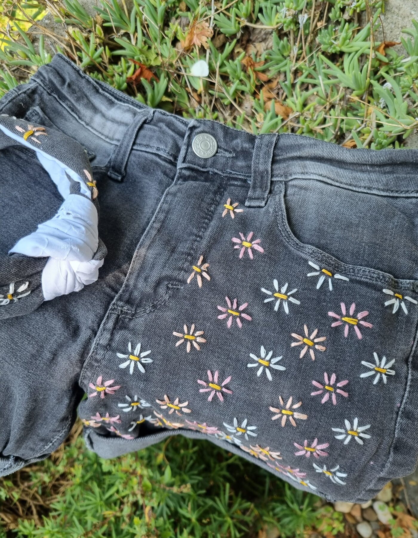 643 CREATIVE RESTYLING WITH MODERN EMBROIDERY AND GLASS BEADS