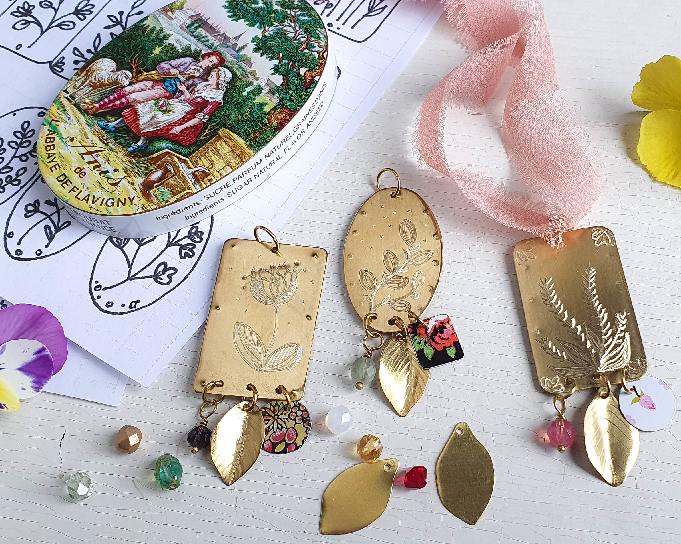 Crea il tuo ciondolo in ottone, con incisione botanica, abbina una pastiglia ricavata da una vecchia scatola di latta e una perla di vetro.