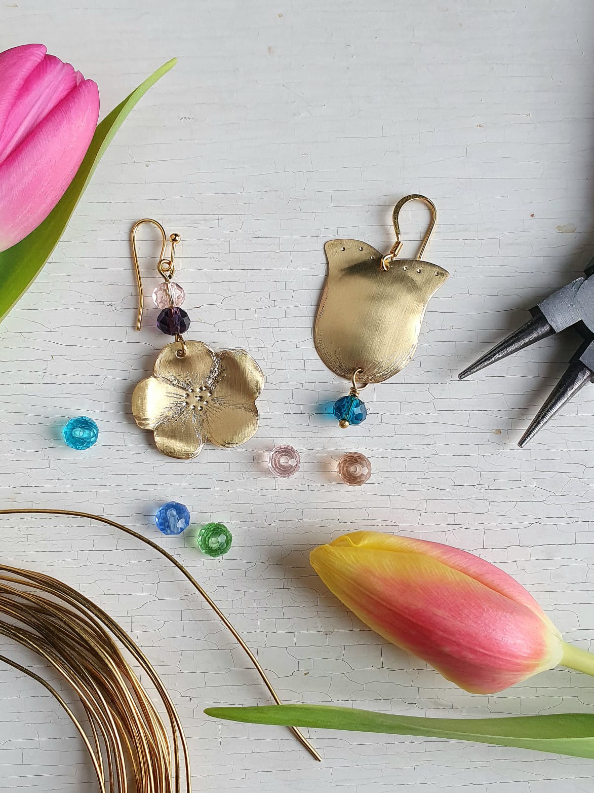 Realizza un paio di orecchini in ottone a forma di fiore, tulipano o fior di pesco.