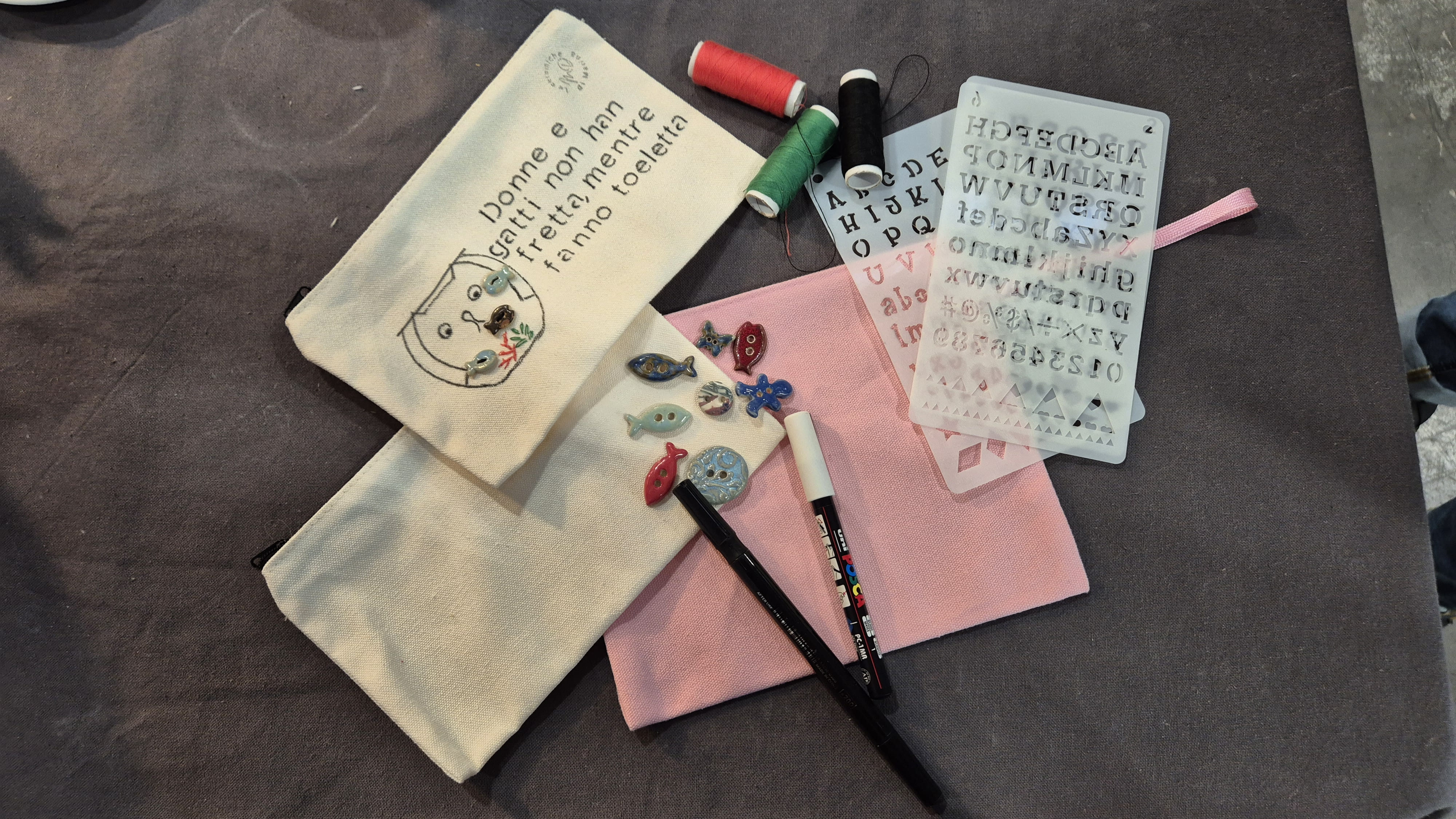 Decorazione con scritte e bottoni in ceramica di pochette