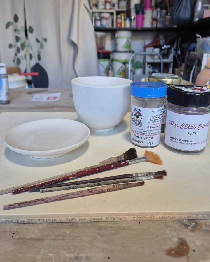 decorazione con colori ceramici di ciotola o piattino