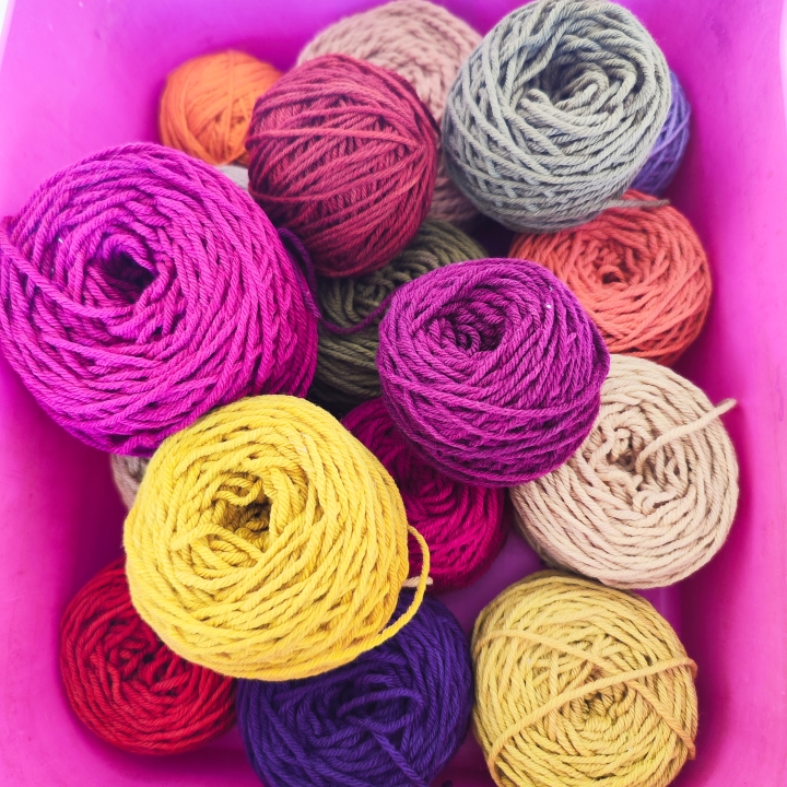 Impariamo a tingere la lana con colori naturali