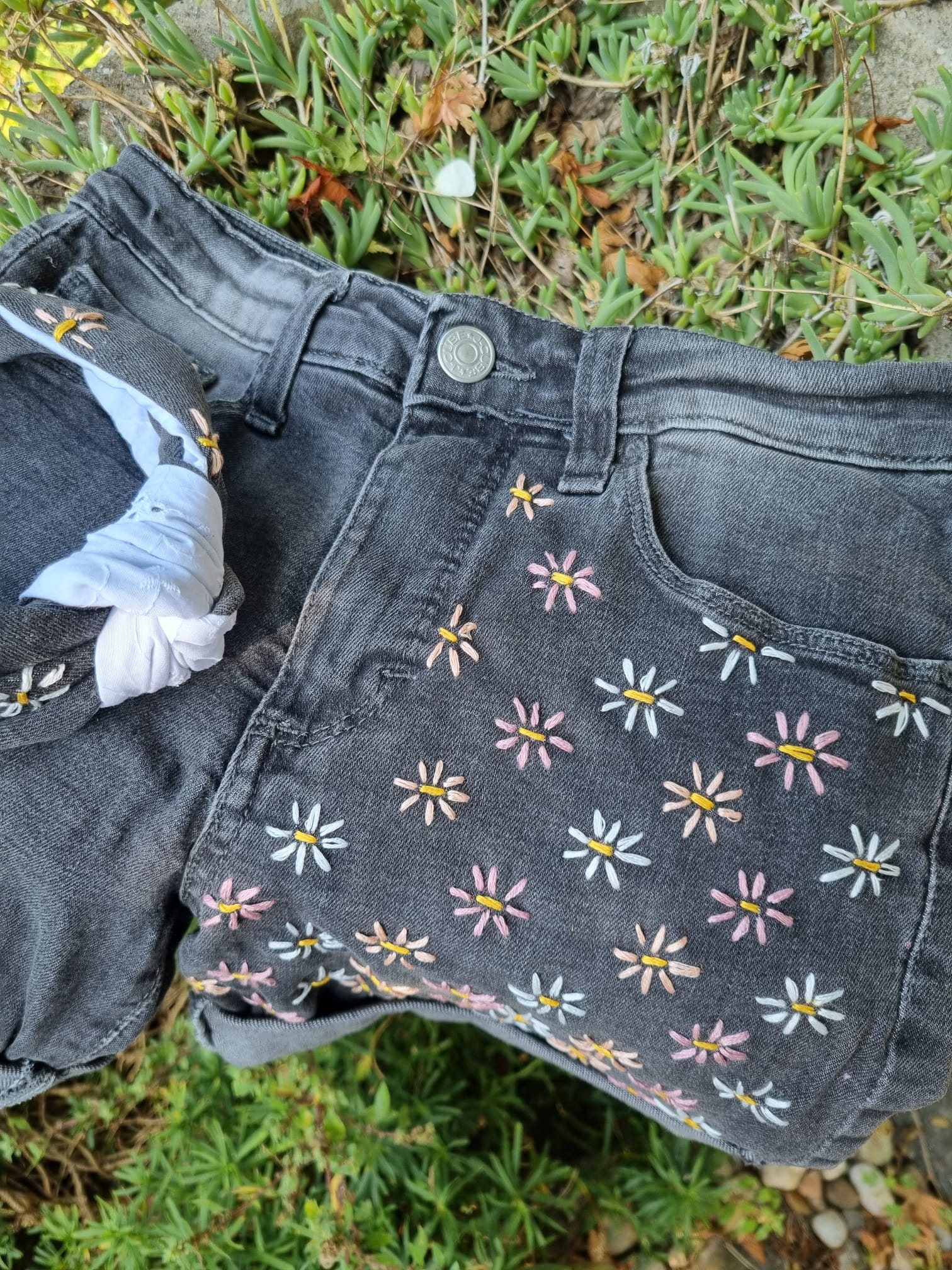 643 CREATIVE RESTYLING WITH MODERN EMBROIDERY AND GLASS BEADS