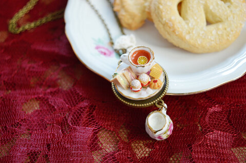Tra hour necklace